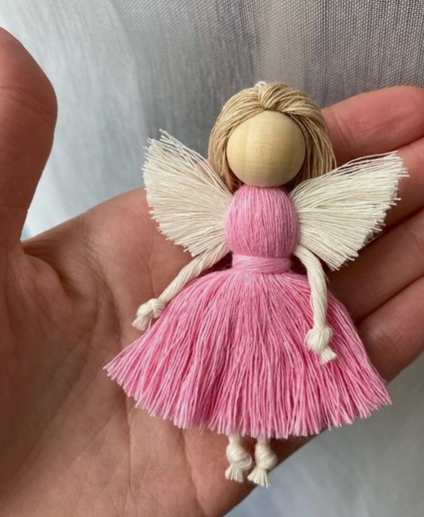 Llavero en forma de ángel hecho con macramé
