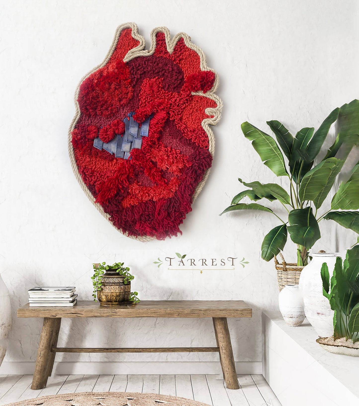 Arte textil en forma de corazón, confeccionado en tonos rojos vibrantes, destacando una variedad de texturas y patrones intrincados