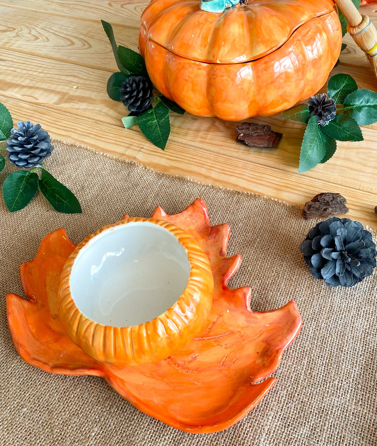 bowl en forma de calabaza con plato de hoja maple