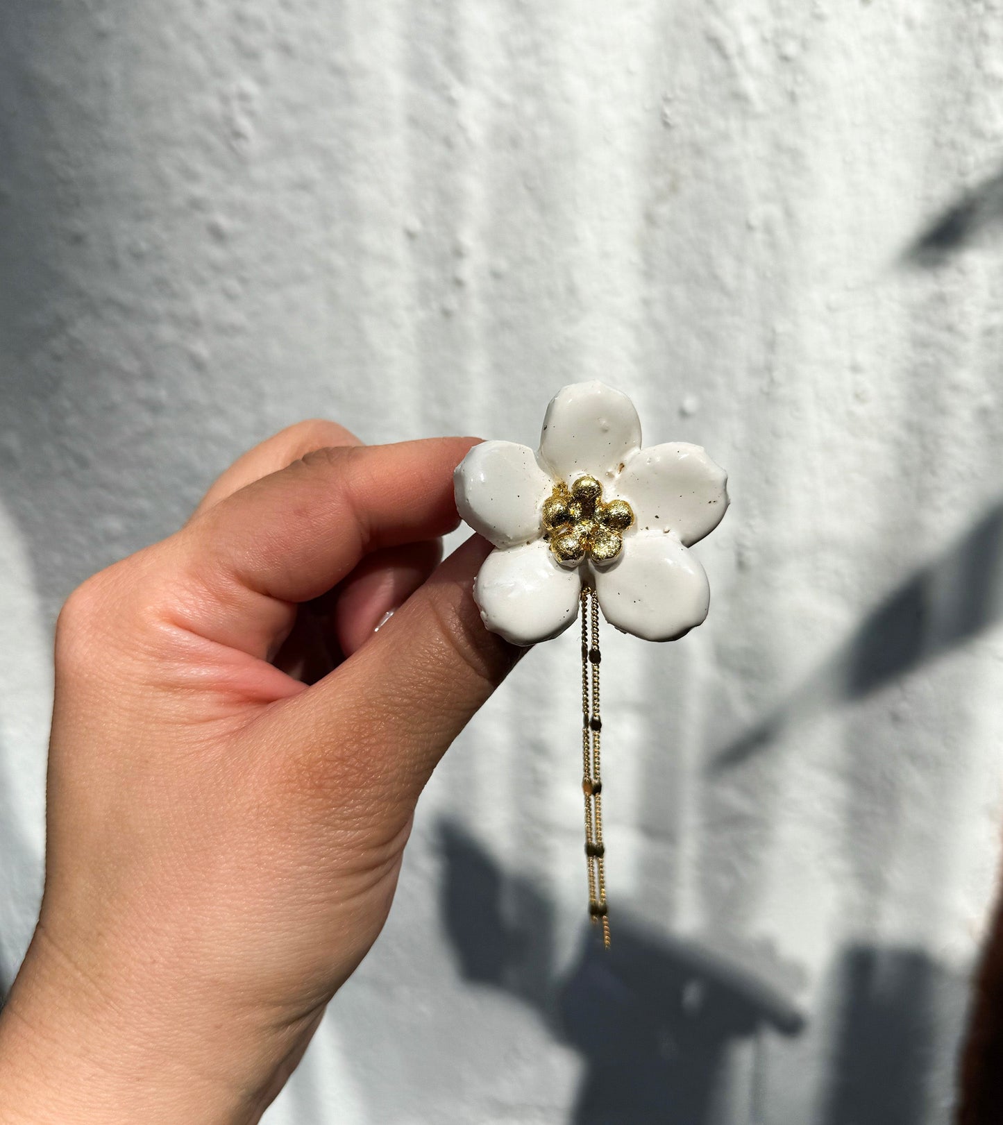 Broche floral de cerámica