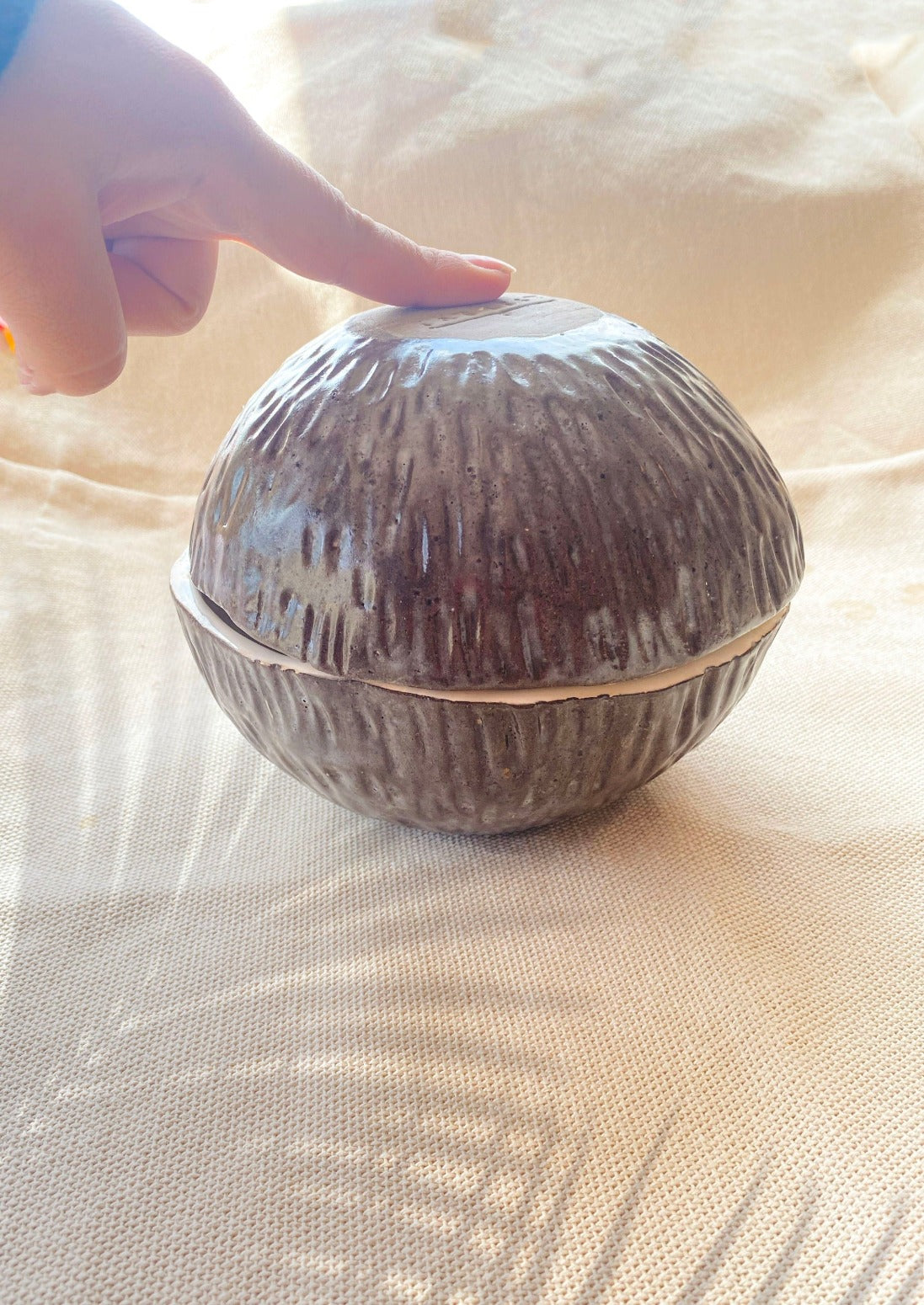 bowl de cerámica en forma de coco