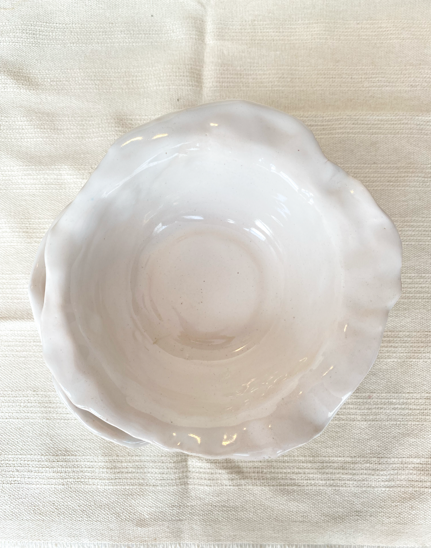 plato sopero con ondas de cerámica artesanal en esmalta blanco