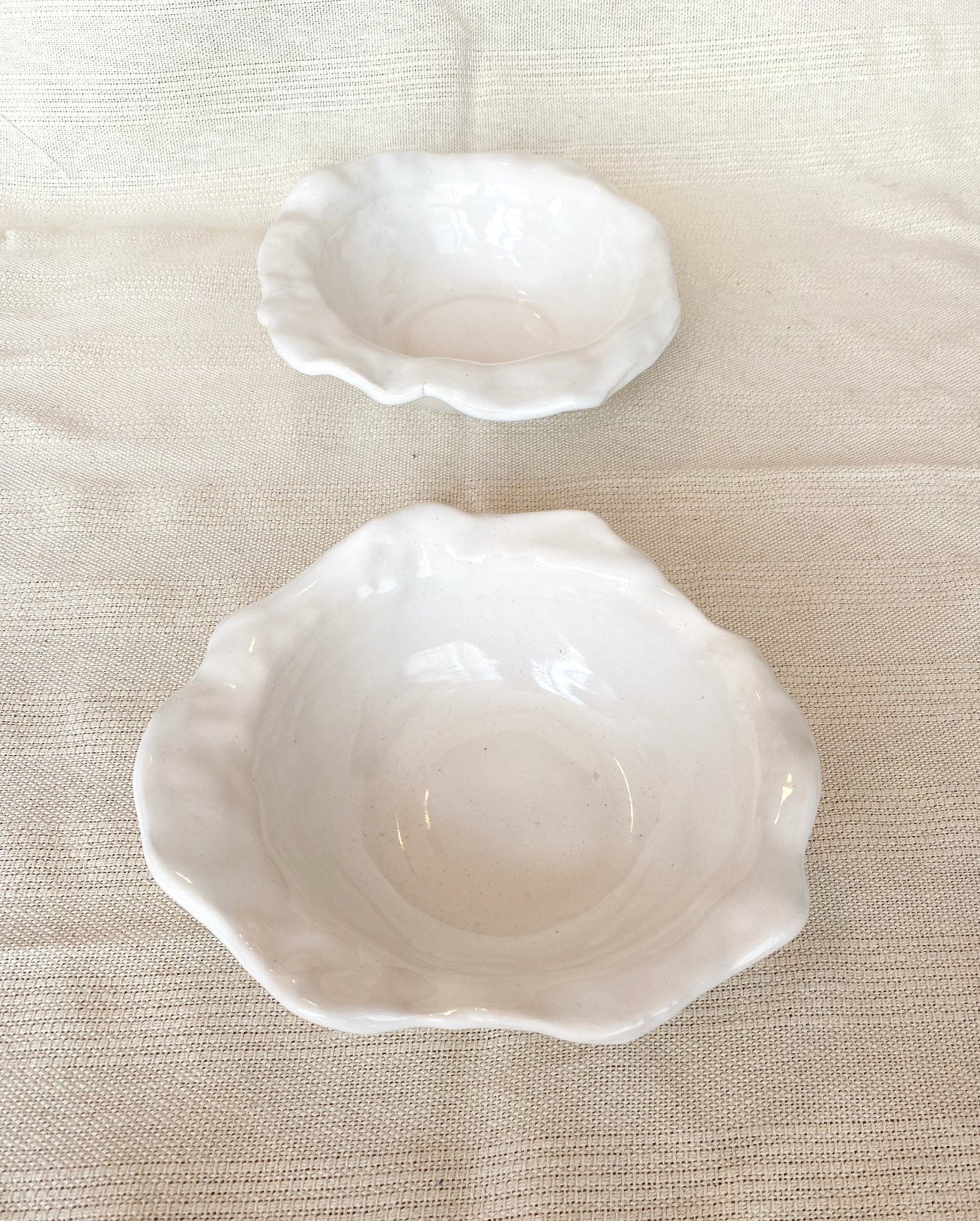 plato sopero con ondas de cerámica artesanal en esmalta blanco