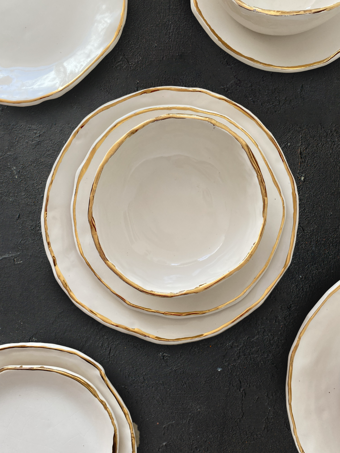 bowl de forma orgánica de cerámica, esmalatado en blanco con filo de oro de 14k