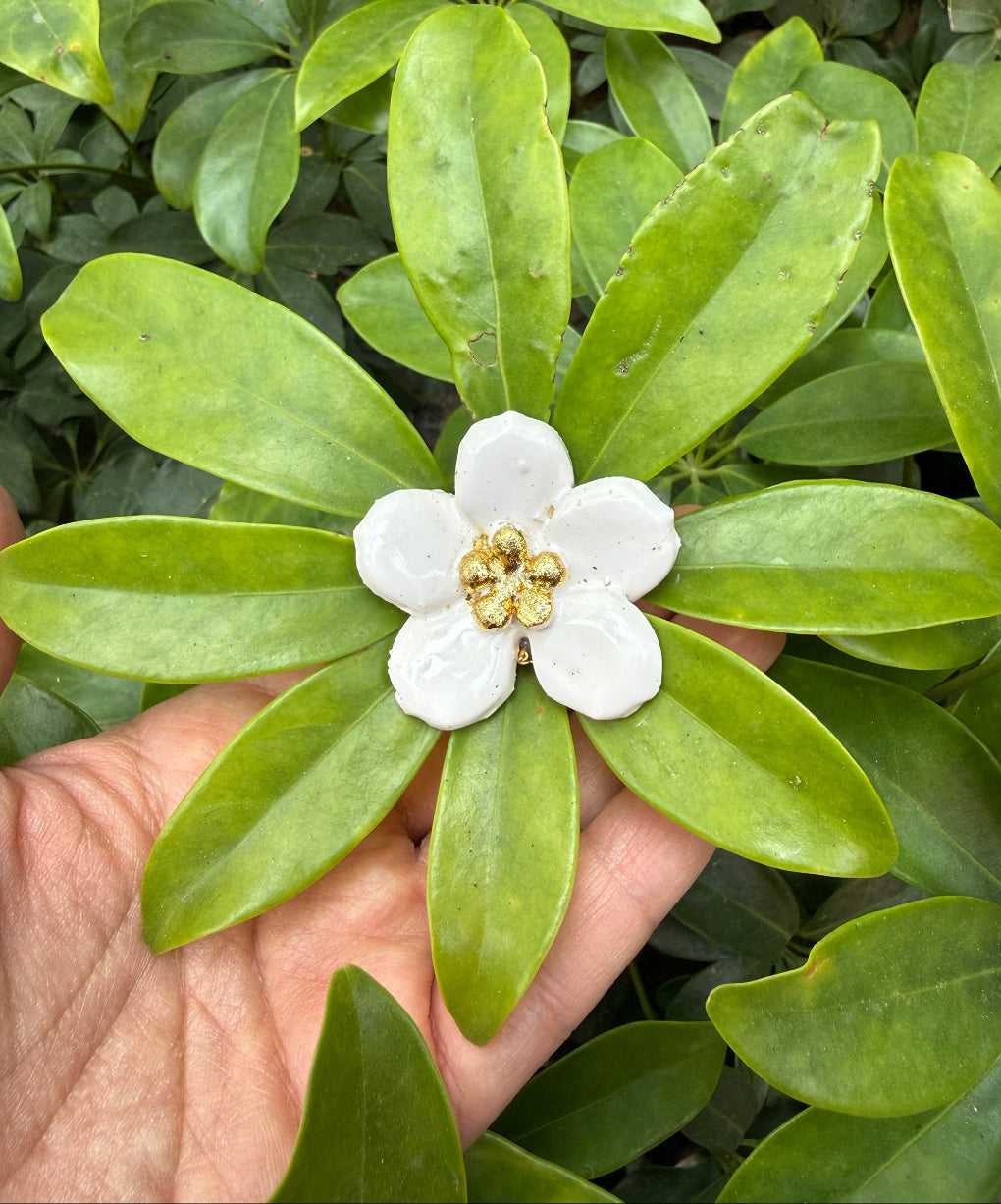 Broche floral de cerámica