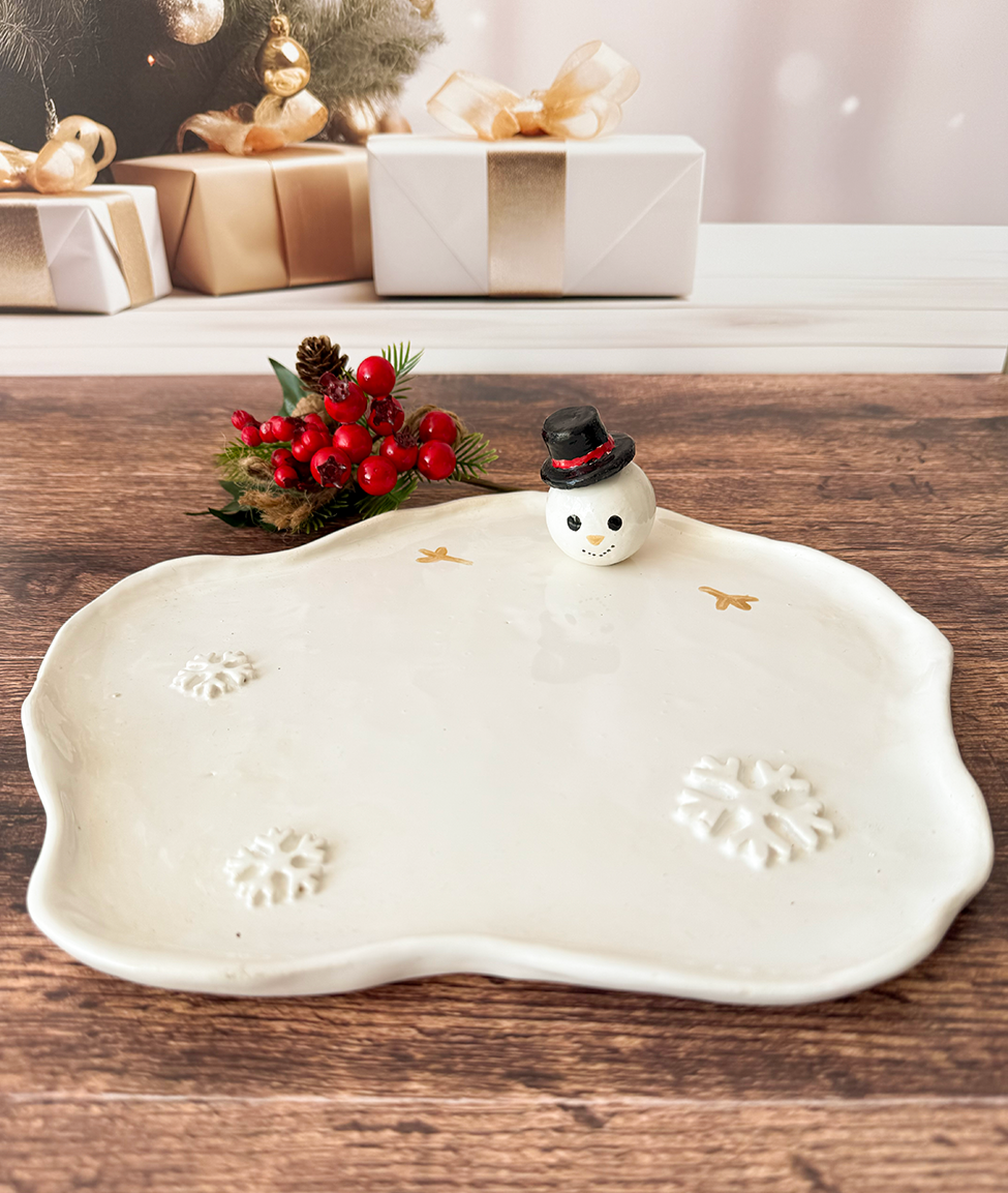 plato de cerámica artesanal en forma de hombre de nieve derretido, ideal para Navidad. 