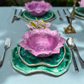 Vajilla de cerámica con platos y bowl en forma de la flor y las hojas, simulando un jardín de nenúfares flotantes en la mesa. 