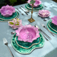 Vajilla de cerámica con platos y bowl en forma de la flor y las hojas, simulando un jardín de nenúfares flotantes en la mesa.