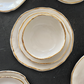 bowl de forma orgánica de cerámica, esmalatado en blanco con filo de oro de 14k