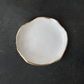 Plato postre irregular con oro